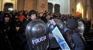 Feministas argentinas hacen topless y protestan de forma violenta contra los cristianos tirandoles basura