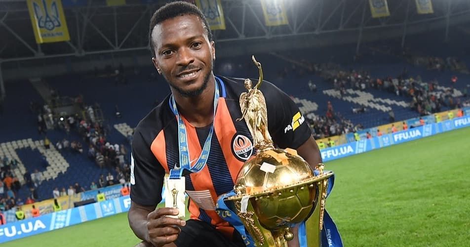 Olarenwaju Kayode con trofeo