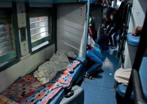 Mujeres de la India descubren a hombre en un tren de uso exclusivo femenino. La forma en la que actuaron te sorprenderá