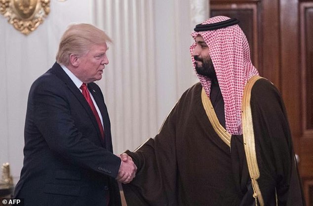 Donald Trump estrecha la mano del heredero liberal saudita